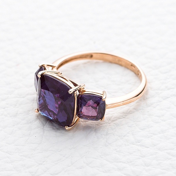 Кольцо из красного золота с 3 александритами