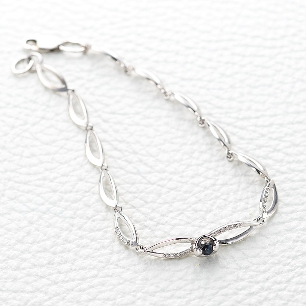 Браслет из белого золота с сапфиром и 20 бриллиантами