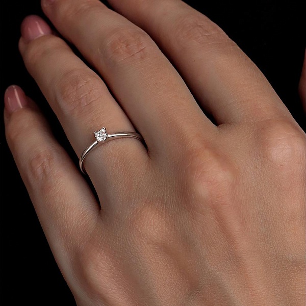 Кольцо из белого золота с выращенным бриллиантом