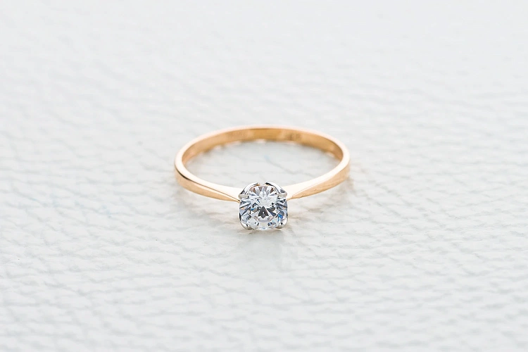 Кольцо из красного золота с кристаллом swarovski