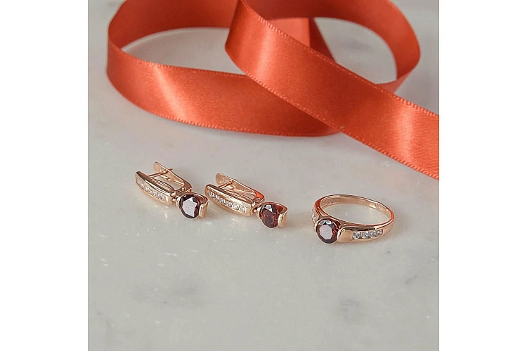 Серьги из красного золота с 2 гранатами и 12 фианитами