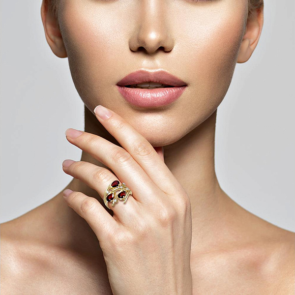 Кольцо из жёлтого золота с 3 ситаллами и 5 фианитами