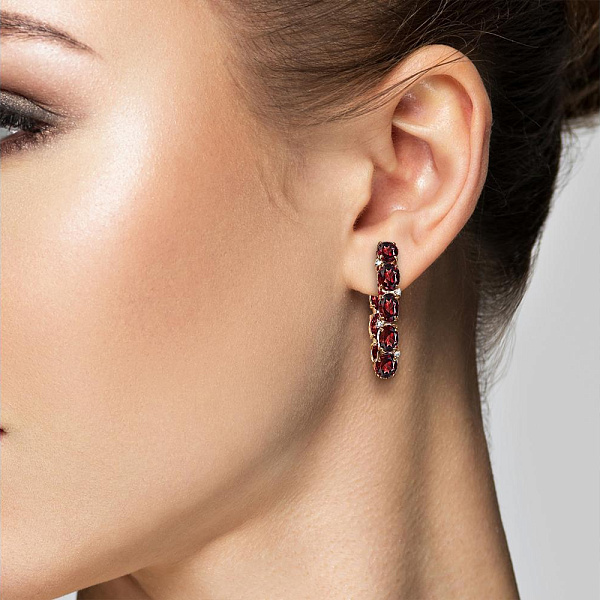 Серьги из красного золота с 16 гранатами и 8 фианитами