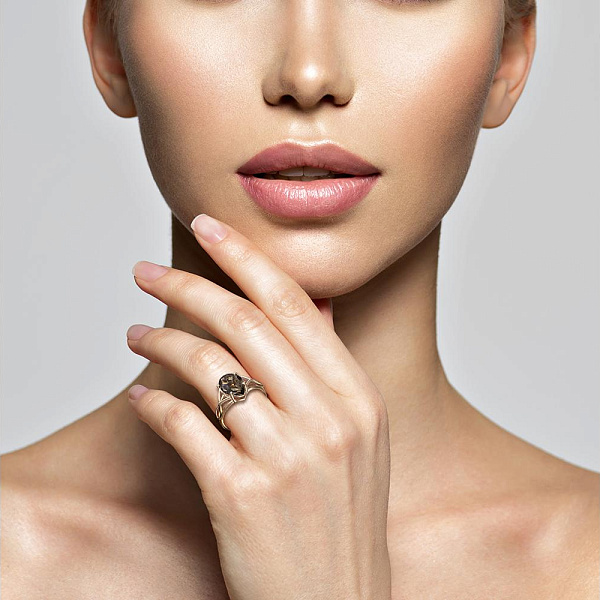 Кольцо из красного золота с раухтопазом