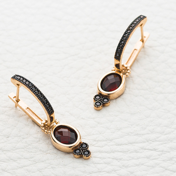 Серьги-трансформеры из красного золота с 2 гранатами и 32 фианитами