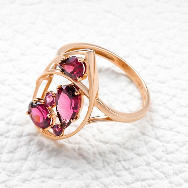 Кольцо из красного золота с 5 родолитами
