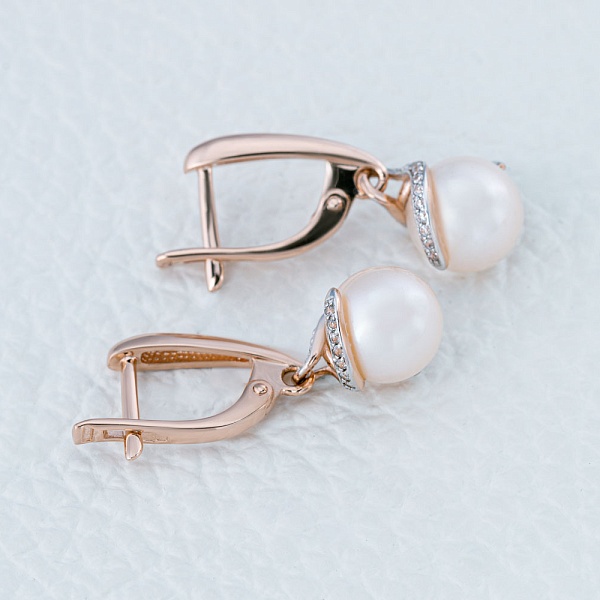 Серьги из красного золота с 2 жемчужинами и 40 фианитами