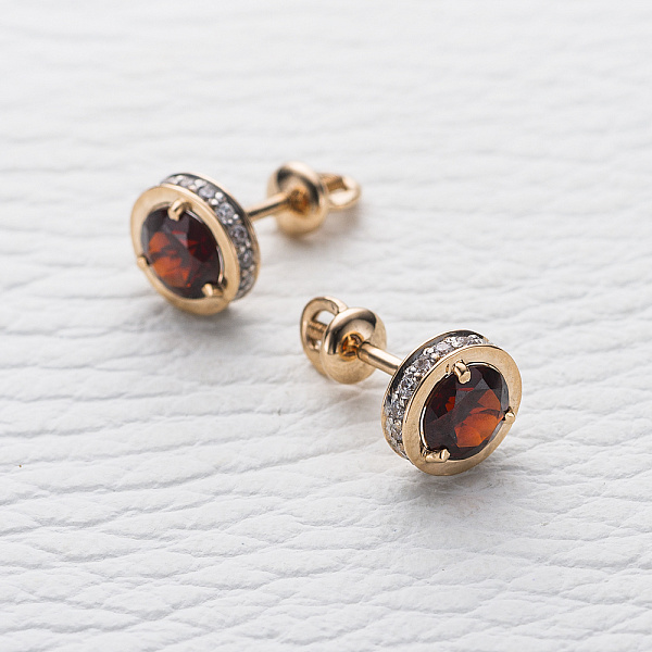 Серьги-пусеты из красного золота с 2 гранатами и 32 фианитами