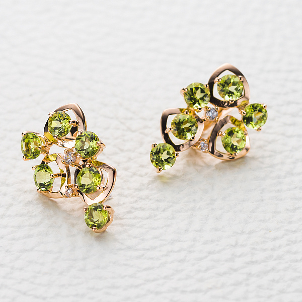 Серьги из красного золота с 12 хризолитами и 4 фианитами