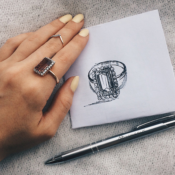 Кольцо из красного золота с султанитом и 24 фианитами