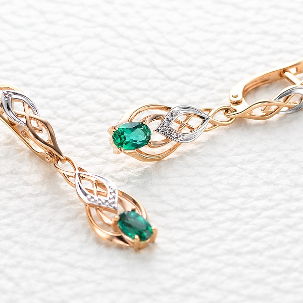 Серьги из красного золота с 2 изумрудами и 16 бриллиантами