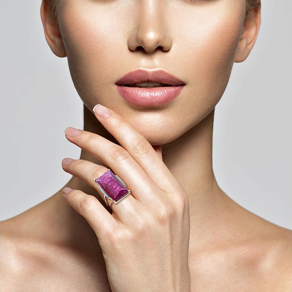 Кольцо из красного золота с наноситалом и 18 фианитами