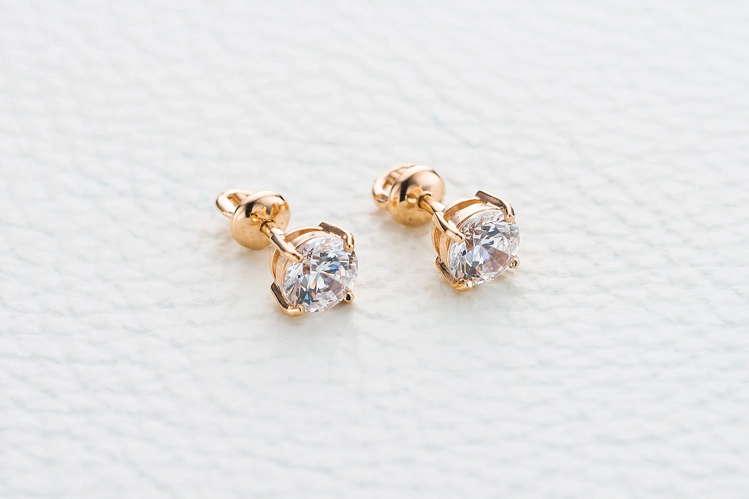 Серьги-пусеты из красного золота с 2 кристаллами swarovski