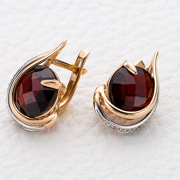 Серьги из красного золота с 2 гранатами и 6 фианитами