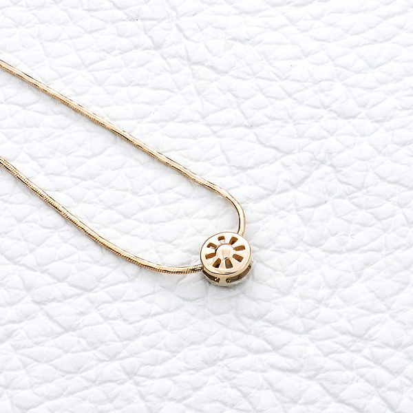 Колье из красного золота с бриллиантом