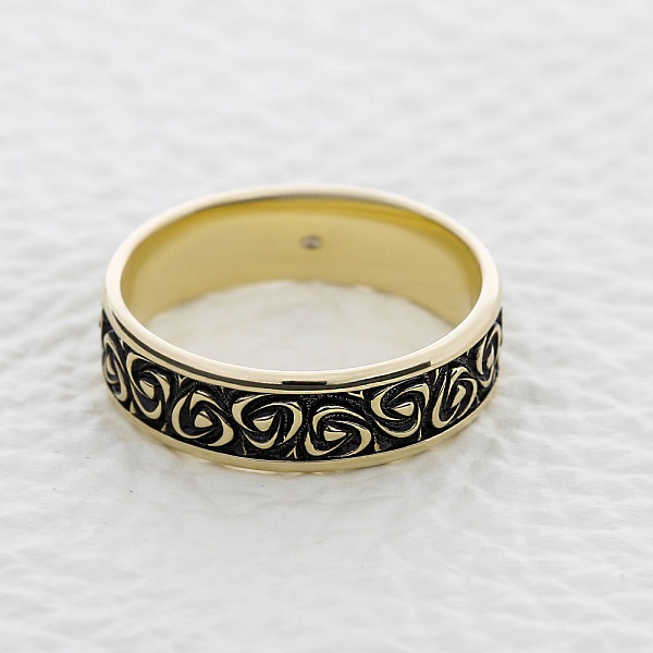 Обручальное кольцо из жёлтого золота с бриллиантом