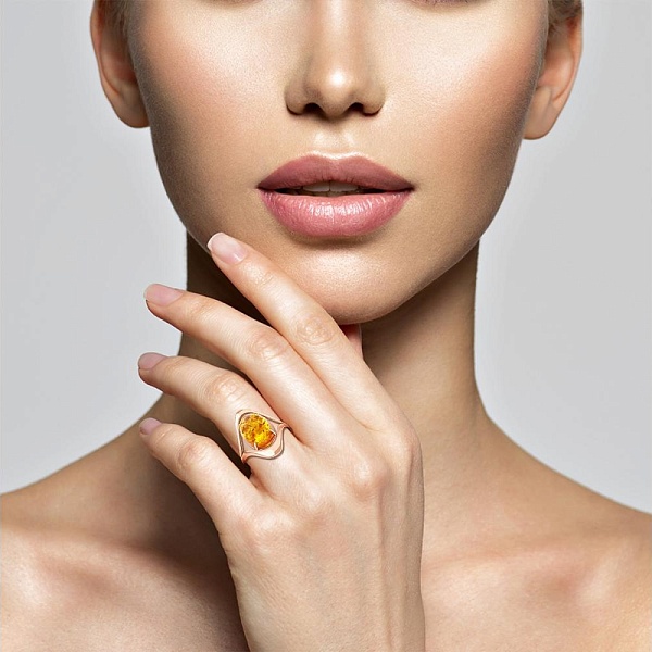 Кольцо из красного золота с янтарём