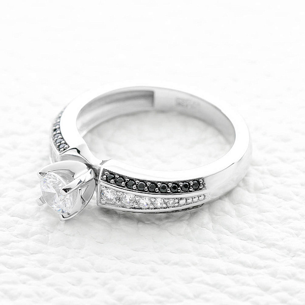 Кольцо из белого золота с кристаллом swarovski и 46 фианитами