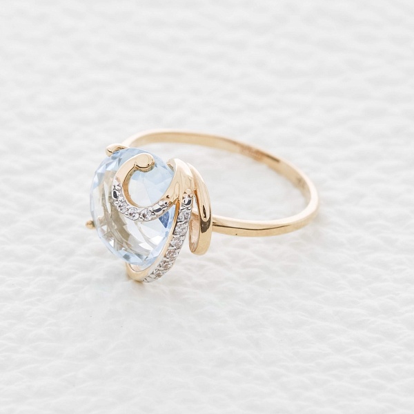 Кольцо из красного золота с топазом sky и 9 фианитами