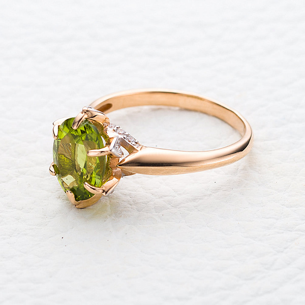 Кольцо из красного золота с хризолитом и 16 фианитами