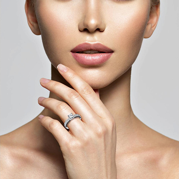 Кольцо из белого золота с кристаллом swarovski и 76 фианитами