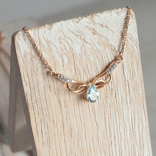 Колье Бантик из красного золота с топазом sky и 6 фианитами