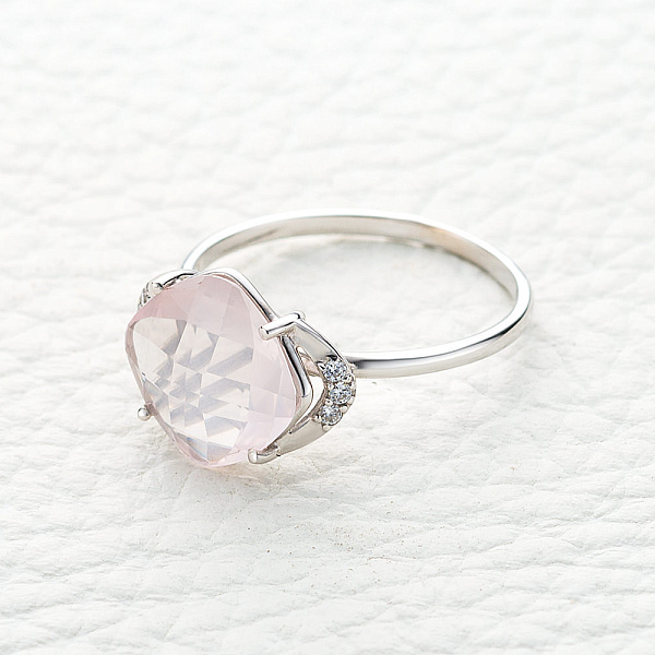 Кольцо из белого золота с кварцем и 6 фианитами