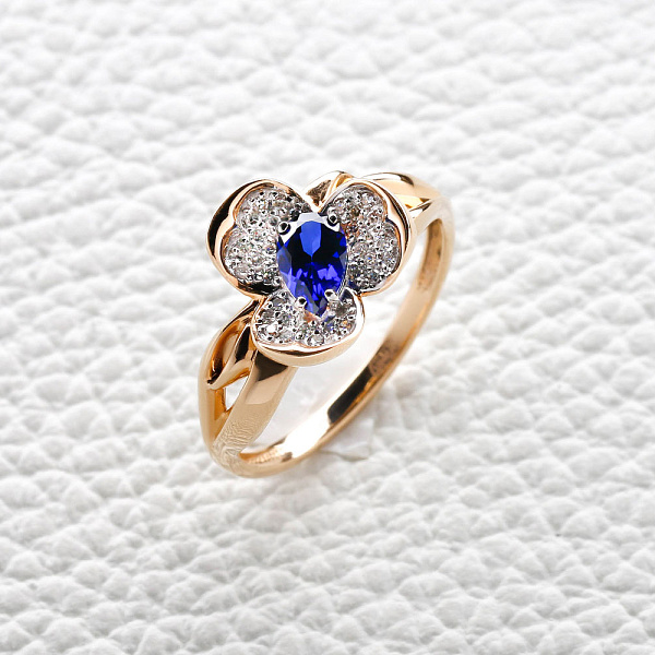 Кольцо Цветок из красного золота с корундом и 33 бриллиантами