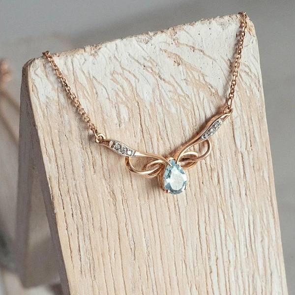 Колье Бантик из красного золота с топазом sky и 6 фианитами