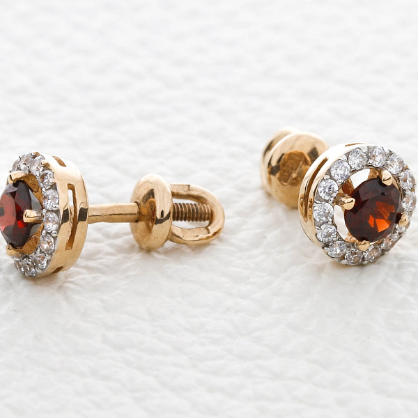 Серьги-пусеты из красного золота с 2 гранатами и 28 фианитами