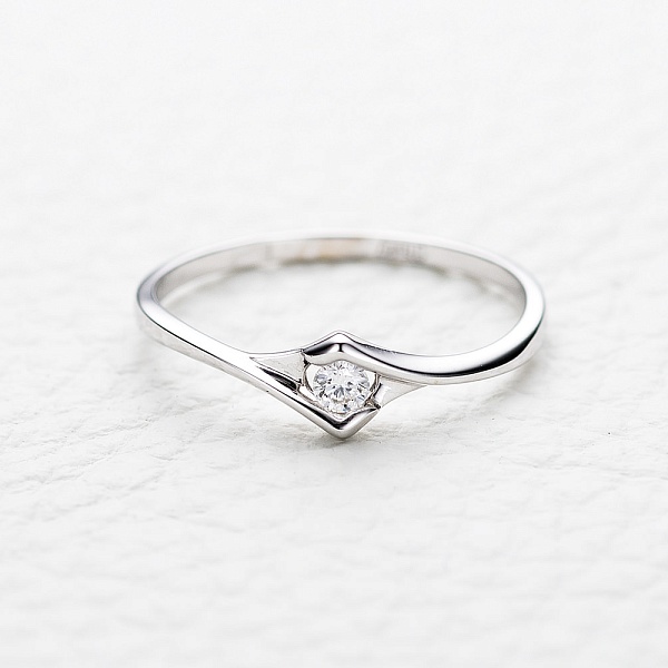 Кольцо из белого золота с бриллиантом