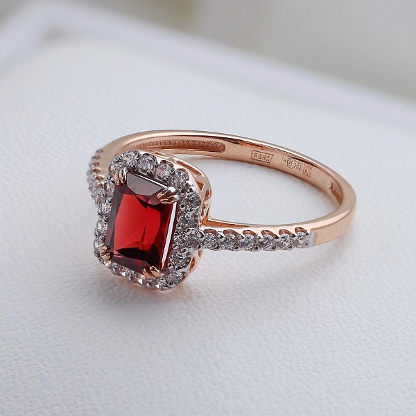 Кольцо из красного золота с гранатом и 30 фианитами