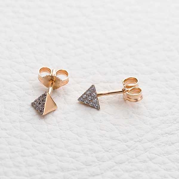 Серьги-пусеты Треугольники из красного золота с 20 фианитами
