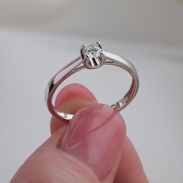 Кольцо из белого золота с выращенным бриллиантом