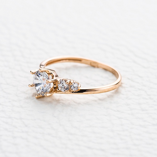 Кольцо из красного золота с кристаллом swarovski и 4 фианитами