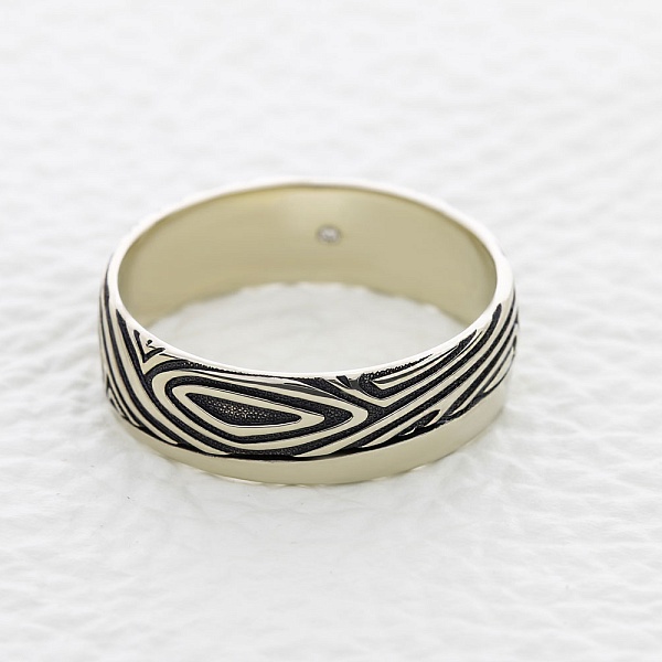 Обручальное кольцо из белого золота с бриллиантом