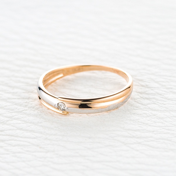 Обручальное кольцо из красного золота с бриллиантом