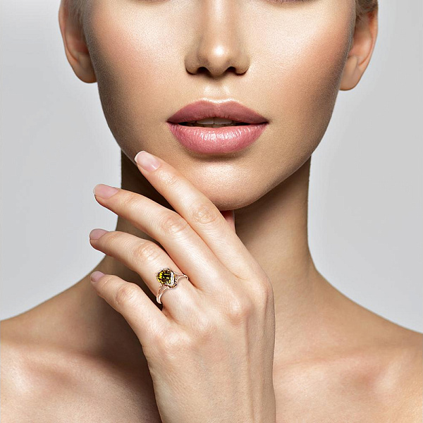 Кольцо из красного золота с султанитом