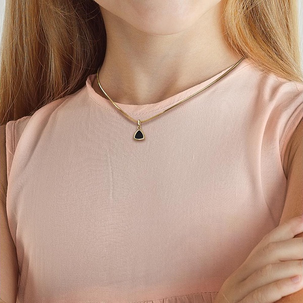 Детская подвеска Треугольник из жёлтого золота с ониксом