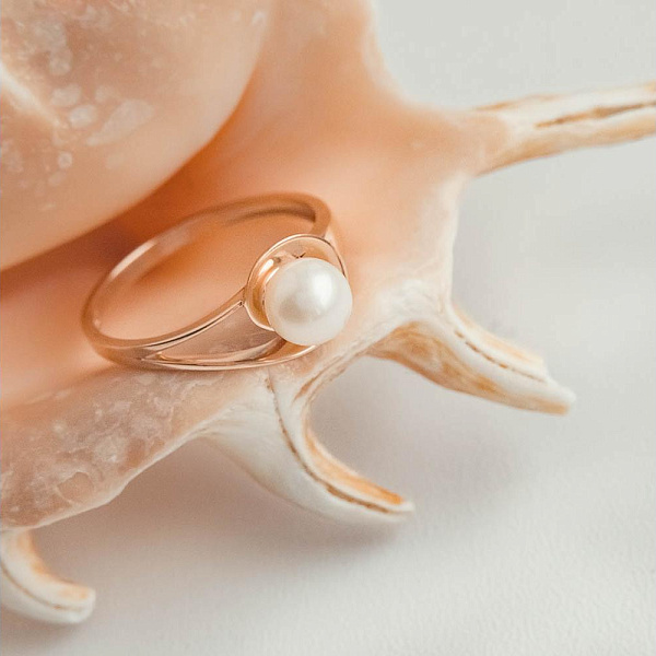 Кольцо из красного золота с жемчугом