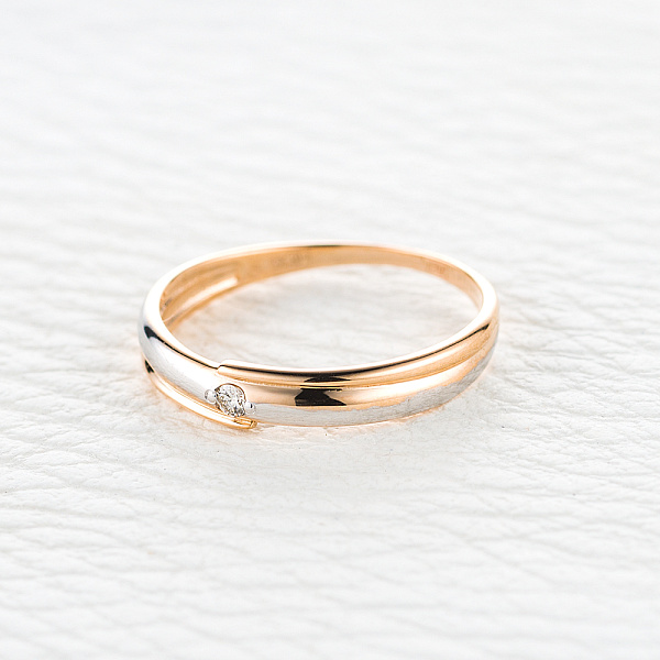 Обручальное кольцо из красного золота с бриллиантом