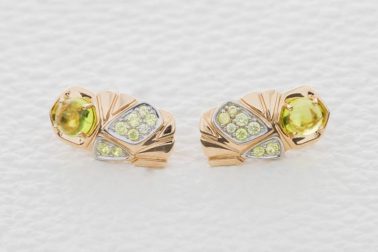 Серьги из красного золота с 2 хризолитами и 20 фианитами