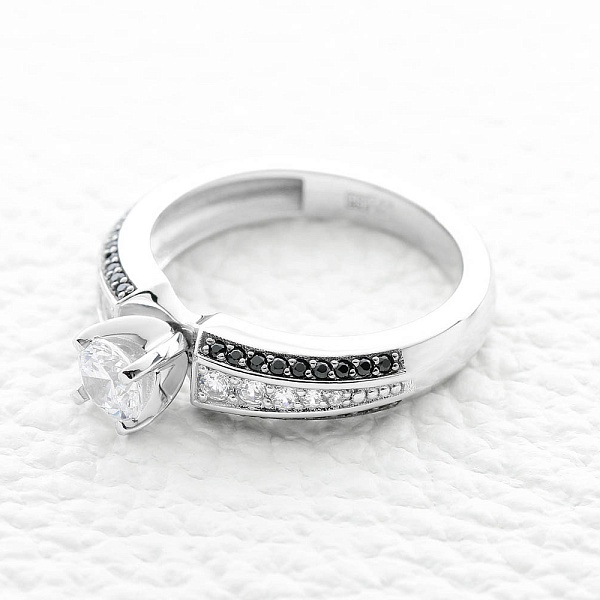 Кольцо из белого золота с кристаллом swarovski и 46 фианитами