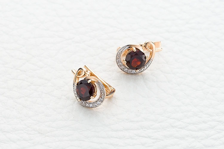 Серьги из красного золота с 2 гранатами и 14 фианитами