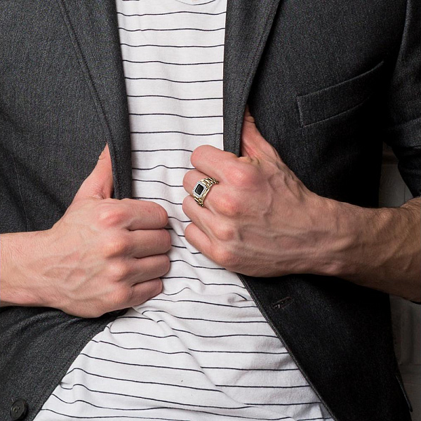 Печатка из жёлтого золота с ониксом и 28 фианитами