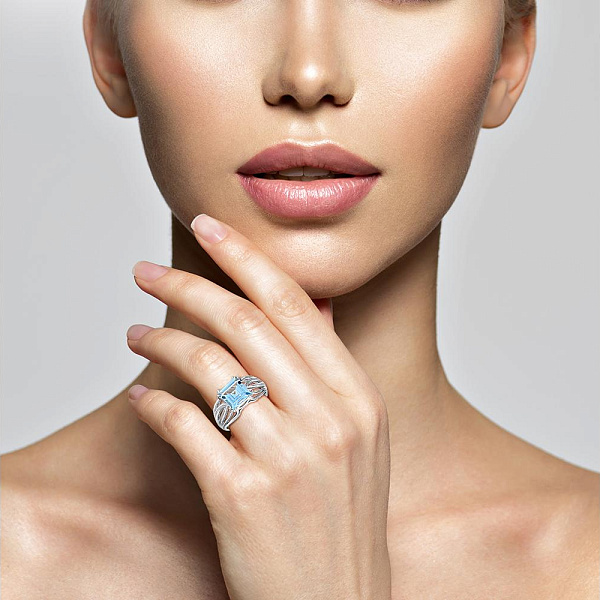 Кольцо из белого золота с топазом sky