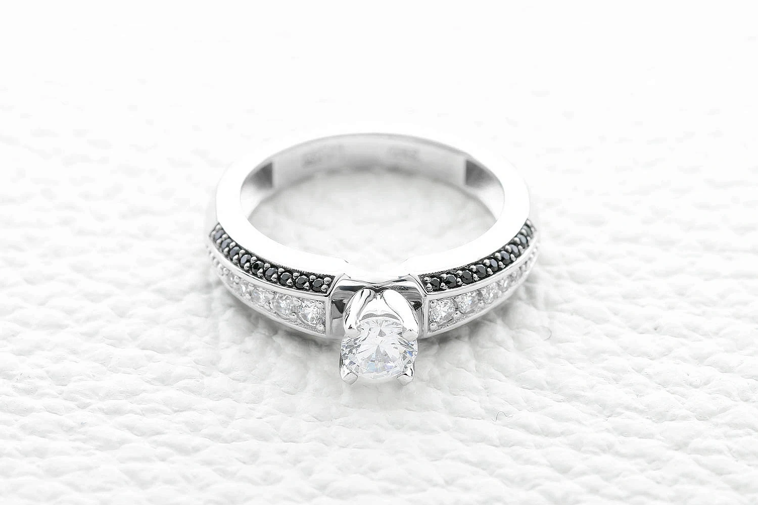 Кольцо из белого золота с кристаллом swarovski и 46 фианитами