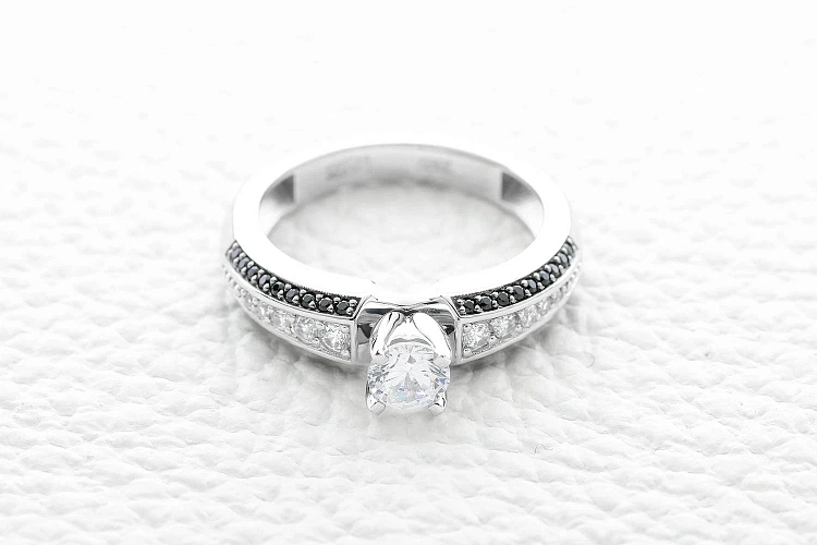 Кольцо из белого золота с кристаллом swarovski и 46 фианитами
