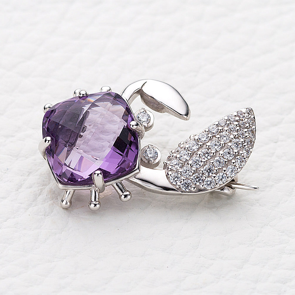 Брошь Краб из белого золота с аметистом и 38 фианитами