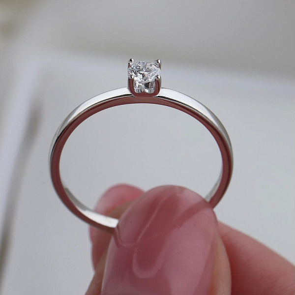 Кольцо из белого золота с выращенным бриллиантом